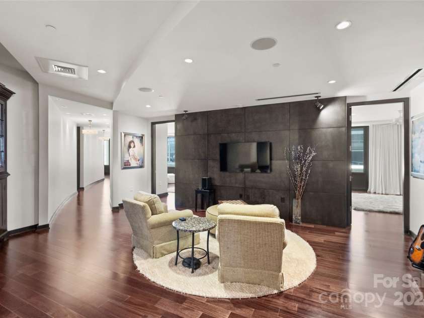 139 Tryon Street, Charlotte, NC 28202.  MLS# CAR4133469, YatesRealty ID 1707. 