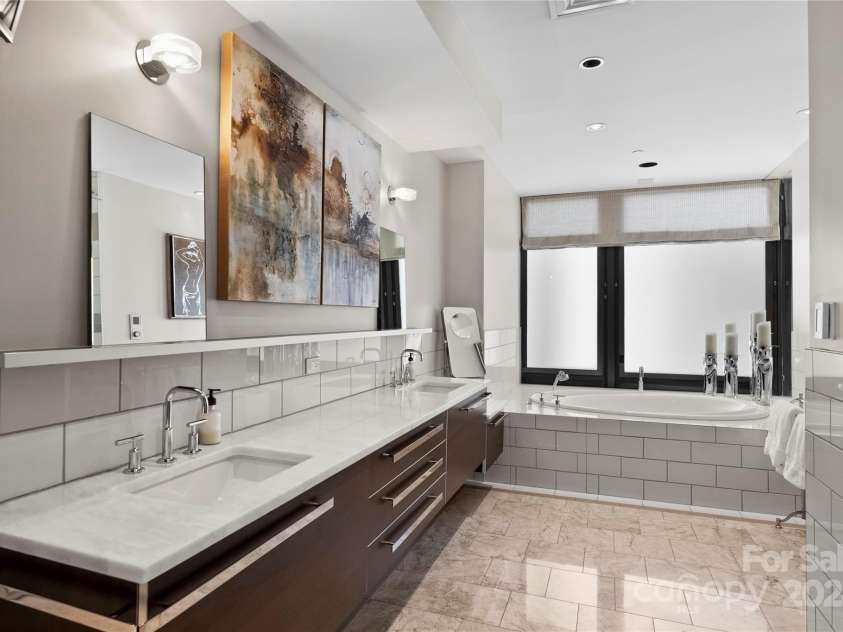 139 Tryon Street, Charlotte, NC 28202.  MLS# CAR4133469, YatesRealty ID 1707. 