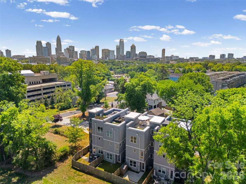 1633 Duckworth Avenue, Charlotte, NC 28208.  MLS# CAR4375706, YatesRealty ID 17071. Uptown Charlotte skyline views!