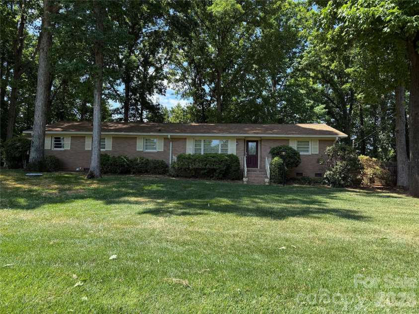 1416 Marjorie Drive, Matthews, NC 28105.  MLS# CAR4368499, YatesRealty ID 17072. 