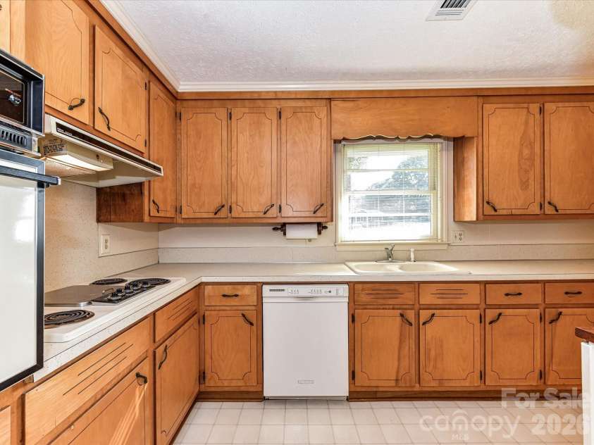 1416 Marjorie Drive, Matthews, NC 28105.  MLS# CAR4368499, YatesRealty ID 17072. 