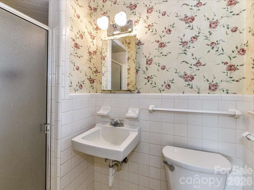1416 Marjorie Drive, Matthews, NC 28105.  MLS# CAR4368499, YatesRealty ID 17072. 