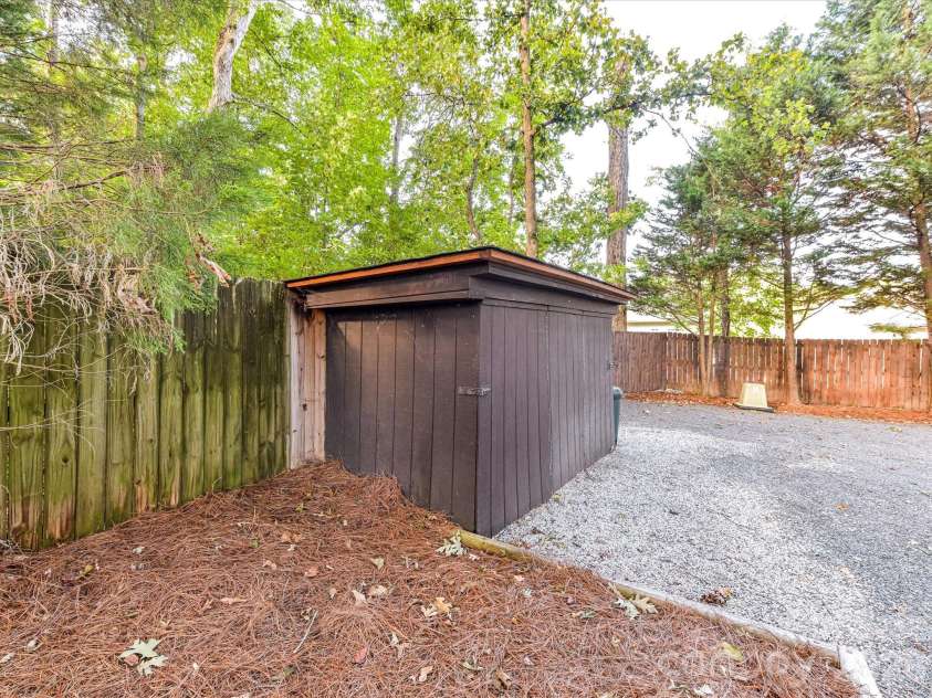 1416 Marjorie Drive, Matthews, NC 28105.  MLS# CAR4368499, YatesRealty ID 17072. 