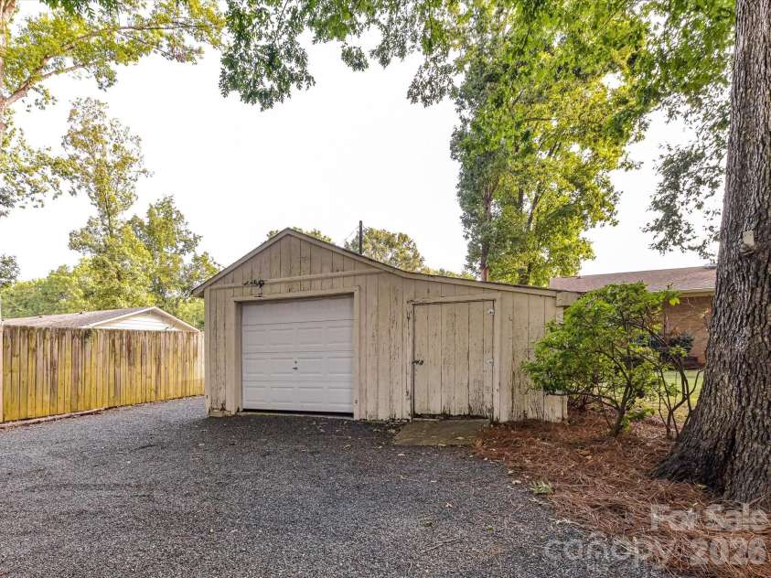 1416 Marjorie Drive, Matthews, NC 28105.  MLS# CAR4368499, YatesRealty ID 17072. 