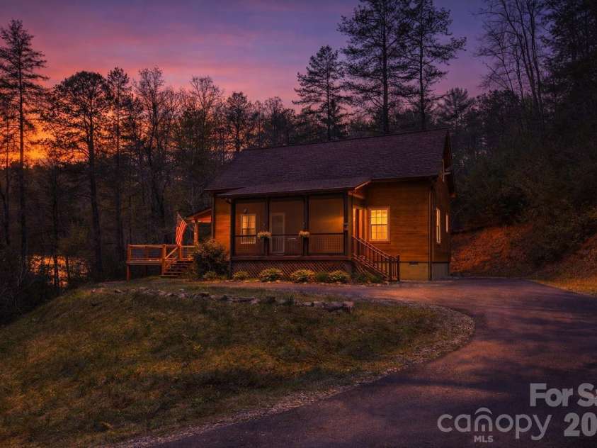 138 Hubbell Lane, Robbinsville, NC 28771.  MLS# CAR4376705, YatesRealty ID 17073. 