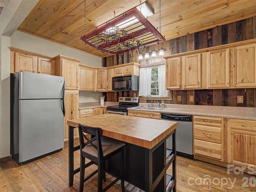 138 Hubbell Lane, Robbinsville, NC 28771.  MLS# CAR4376705, YatesRealty ID 17073. 