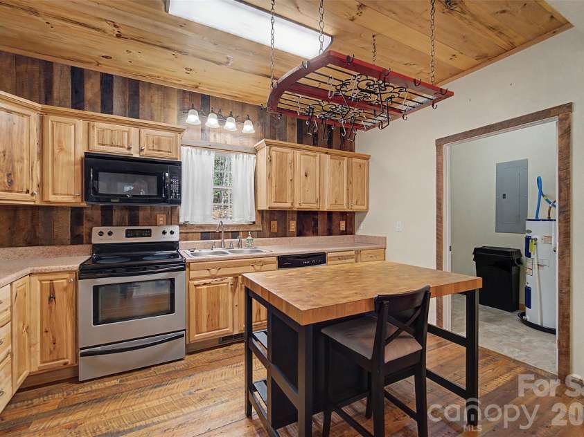 138 Hubbell Lane, Robbinsville, NC 28771.  MLS# CAR4376705, YatesRealty ID 17073. 