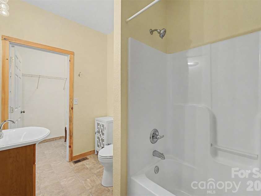 138 Hubbell Lane, Robbinsville, NC 28771.  MLS# CAR4376705, YatesRealty ID 17073. 