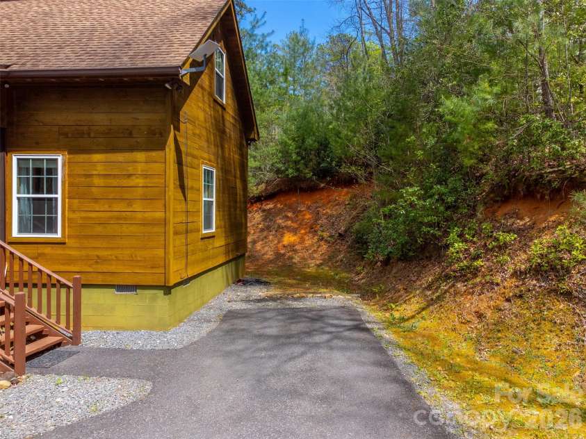 138 Hubbell Lane, Robbinsville, NC 28771.  MLS# CAR4376705, YatesRealty ID 17073. 