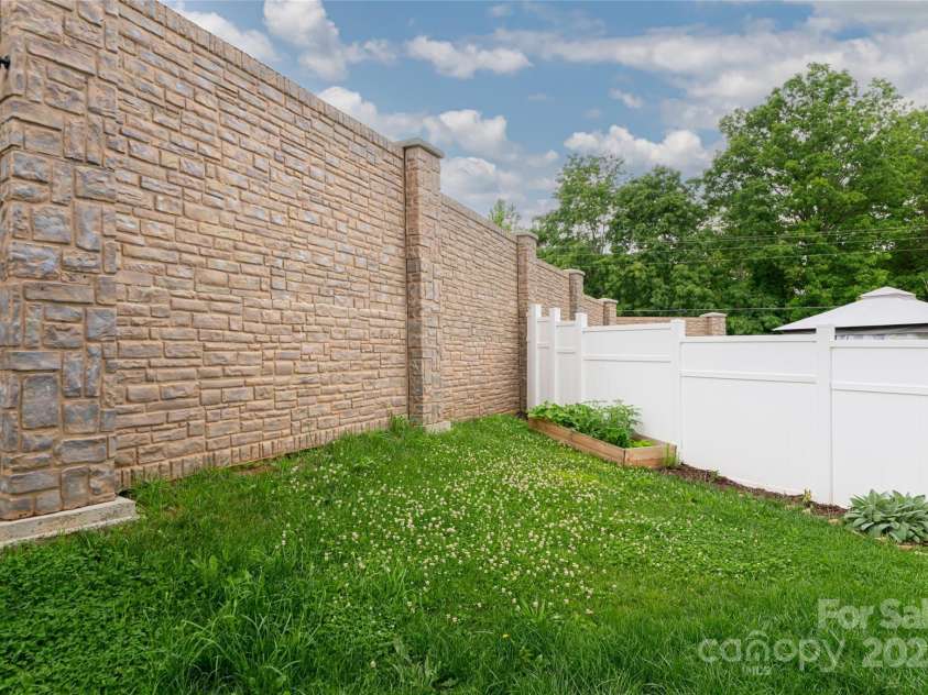 27 Sage Crest Loop, Weaverville, NC 28787.  MLS# CAR4266295, YatesRealty ID 17074. 