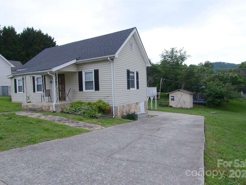 60 3rd Street, Marion, NC 28752.  MLS# CAR4256103, YatesRealty ID 17077. 