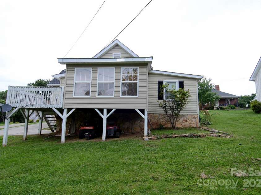60 3rd Street, Marion, NC 28752.  MLS# CAR4256103, YatesRealty ID 17077. 