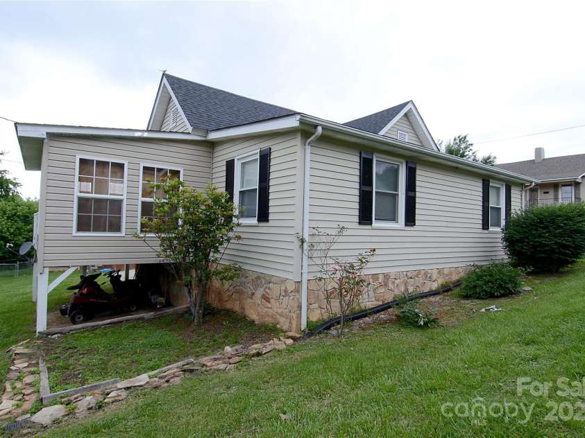 60 3rd Street, Marion, NC 28752.  MLS# CAR4256103, YatesRealty ID 17077. 
