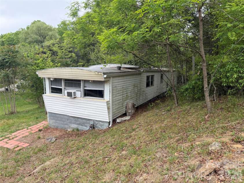 45 Overbrook Drive, Saluda, NC 28773.  MLS# CAR4376306, YatesRealty ID 17079. 