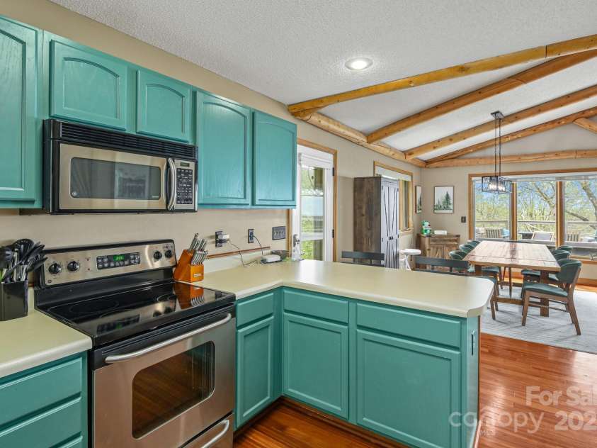 114 Spruce Hollow Road, Beech Mountain, NC 28604.  MLS# CAR4221992, YatesRealty ID 1708. 