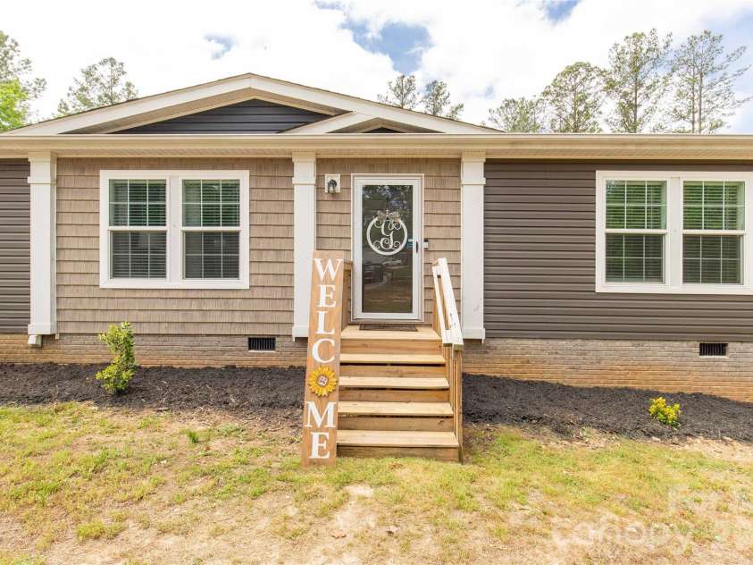 412 Mullinax Circle, Blacksburg, SC 29702.  MLS# CAR4376227, YatesRealty ID 17081. 