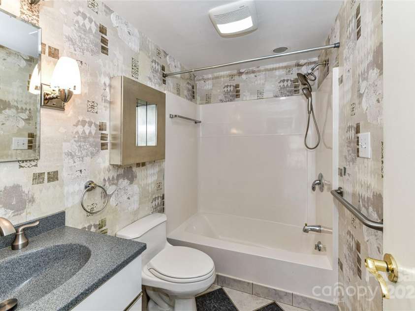 84 Ridgeport Road, Clover, SC 29710.  MLS# CAR4222357, YatesRealty ID 1709. Bathroom