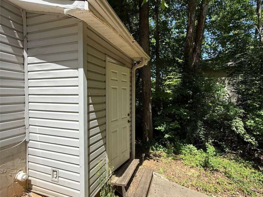 2805 Kendrick Drive, Charlotte, NC 28214.  MLS# CAR4372700, YatesRealty ID 17092. 