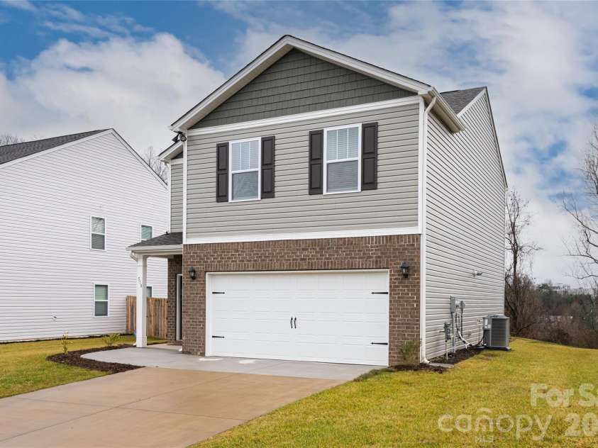 518 Jaca Lane, Arden, NC 28704.  MLS# CAR4328315, YatesRealty ID 17093. 
