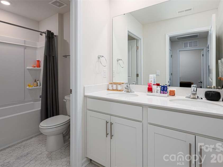 518 Jaca Lane, Arden, NC 28704.  MLS# CAR4328315, YatesRealty ID 17093. Bath #2