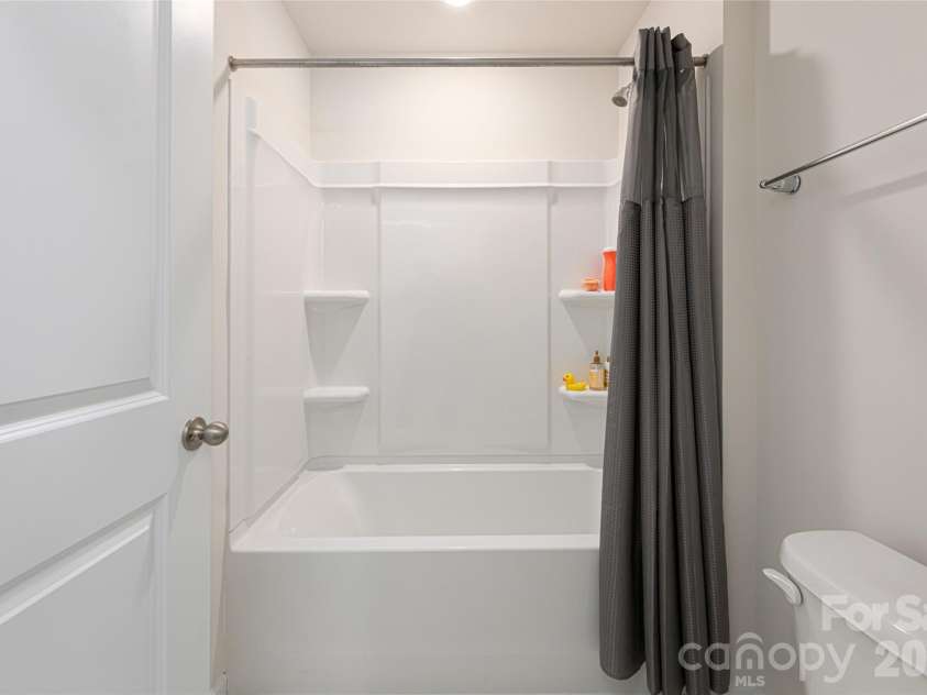 518 Jaca Lane, Arden, NC 28704.  MLS# CAR4328315, YatesRealty ID 17093. Bath #2
