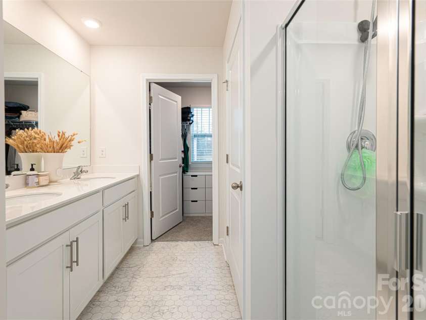 518 Jaca Lane, Arden, NC 28704.  MLS# CAR4328315, YatesRealty ID 17093. Primary bath