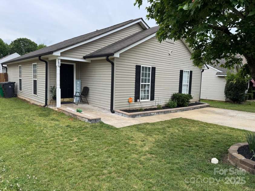 5804 Fairchase Avenue, Charlotte, NC 28269.  MLS# CAR4257297, YatesRealty ID 17093. 