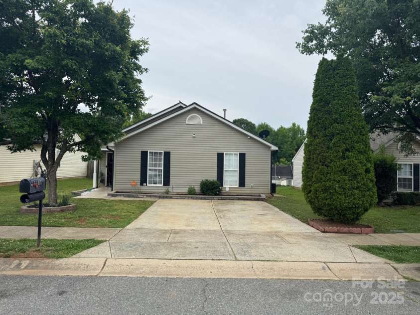 5804 Fairchase Avenue, Charlotte, NC 28269.  MLS# CAR4257297, YatesRealty ID 17093. 