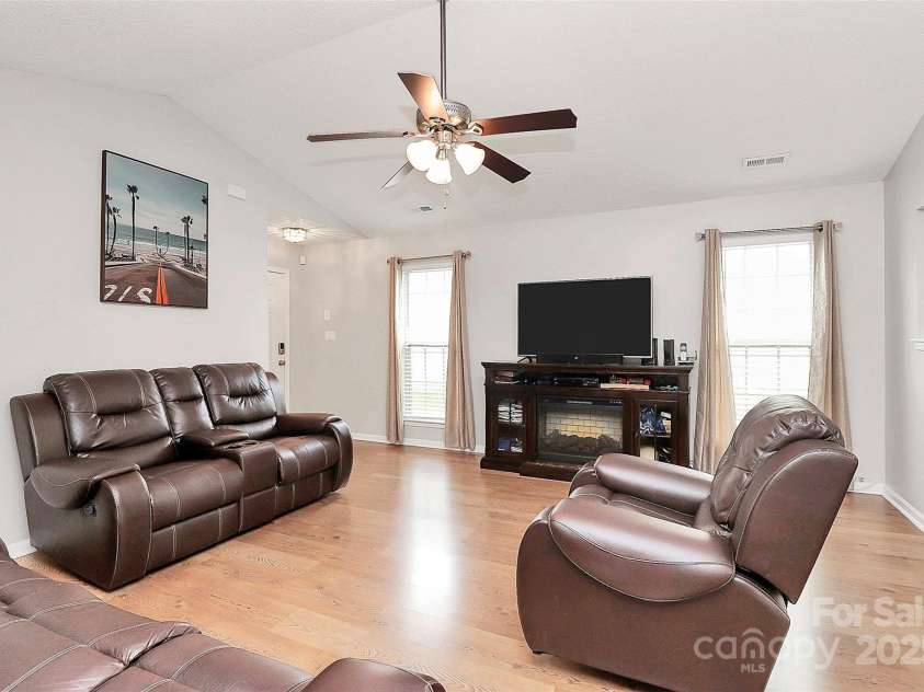 5804 Fairchase Avenue, Charlotte, NC 28269.  MLS# CAR4257297, YatesRealty ID 17093. 