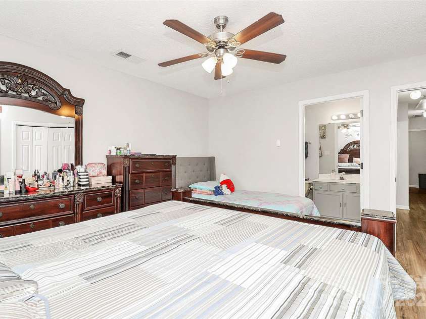 5804 Fairchase Avenue, Charlotte, NC 28269.  MLS# CAR4257297, YatesRealty ID 17093. 