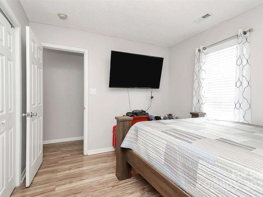 5804 Fairchase Avenue, Charlotte, NC 28269.  MLS# CAR4257297, YatesRealty ID 17093. 