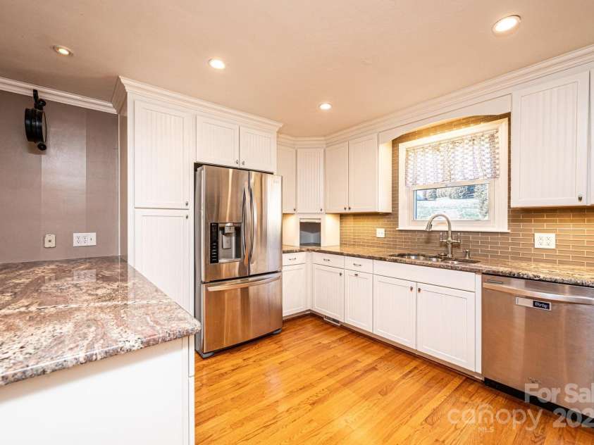 1552 10th Street Place, Hickory, NC 28601.  MLS# CAR4222157, YatesRealty ID 17096. All Appliance Convey