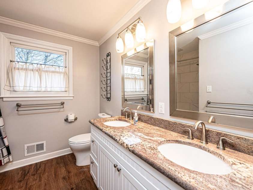 1552 10th Street Place, Hickory, NC 28601.  MLS# CAR4222157, YatesRealty ID 17096. Bright full hall bath with double sinks