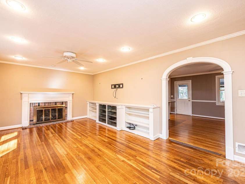 1552 10th Street Place, Hickory, NC 28601.  MLS# CAR4222157, YatesRealty ID 17096. Built-In Cabinetry