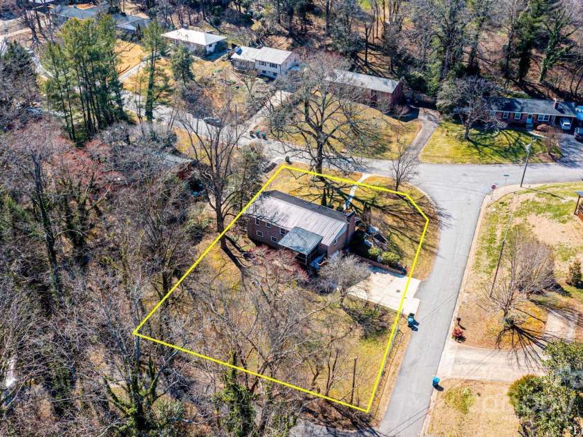 1552 10th Street Place, Hickory, NC 28601.  MLS# CAR4222157, YatesRealty ID 17096. Corner Lot