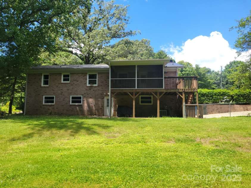 1552 10th Street Place, Hickory, NC 28601.  MLS# CAR4222157, YatesRealty ID 17096. Fenced Yard