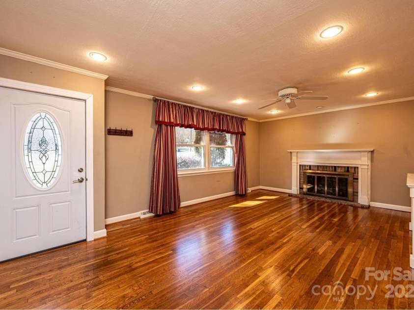 1552 10th Street Place, Hickory, NC 28601.  MLS# CAR4222157, YatesRealty ID 17096. Gas Log Fireplace