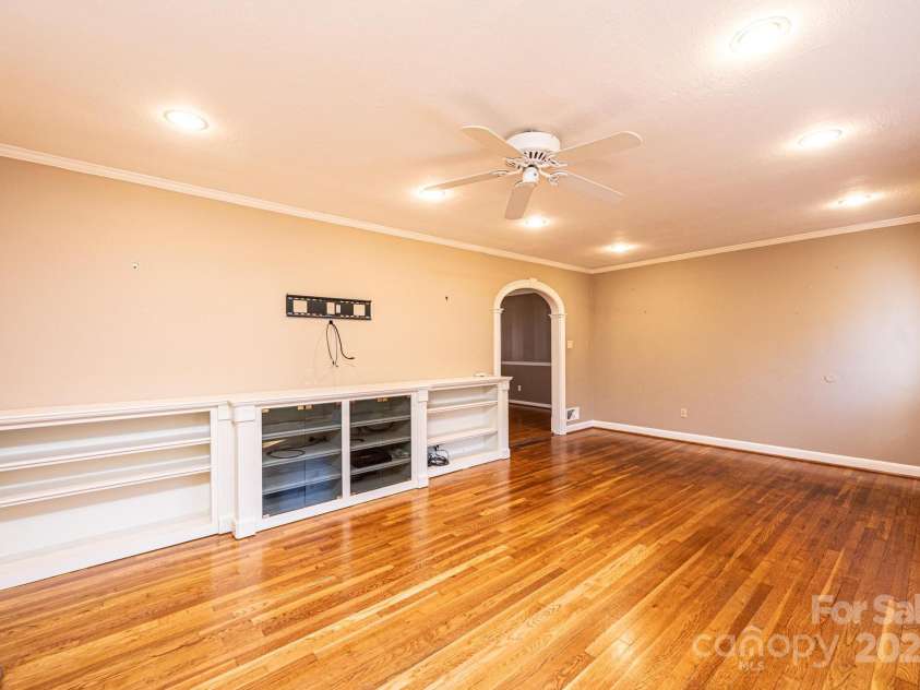 1552 10th Street Place, Hickory, NC 28601.  MLS# CAR4222157, YatesRealty ID 17096. Loads of space