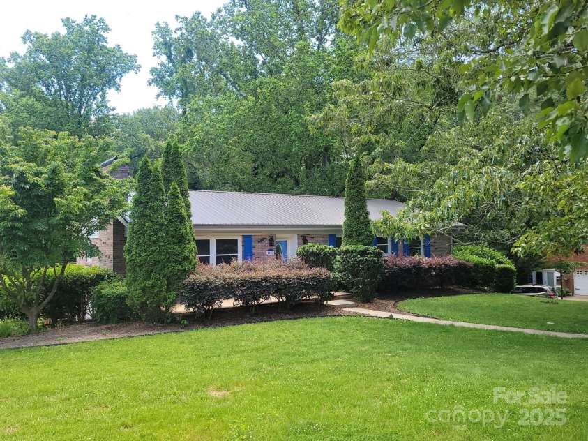 1552 10th Street Place, Hickory, NC 28601.  MLS# CAR4222157, YatesRealty ID 17096. Lovely Landscaping