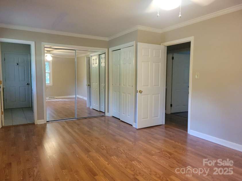 1552 10th Street Place, Hickory, NC 28601.  MLS# CAR4222157, YatesRealty ID 17096. New Flooring in Primary