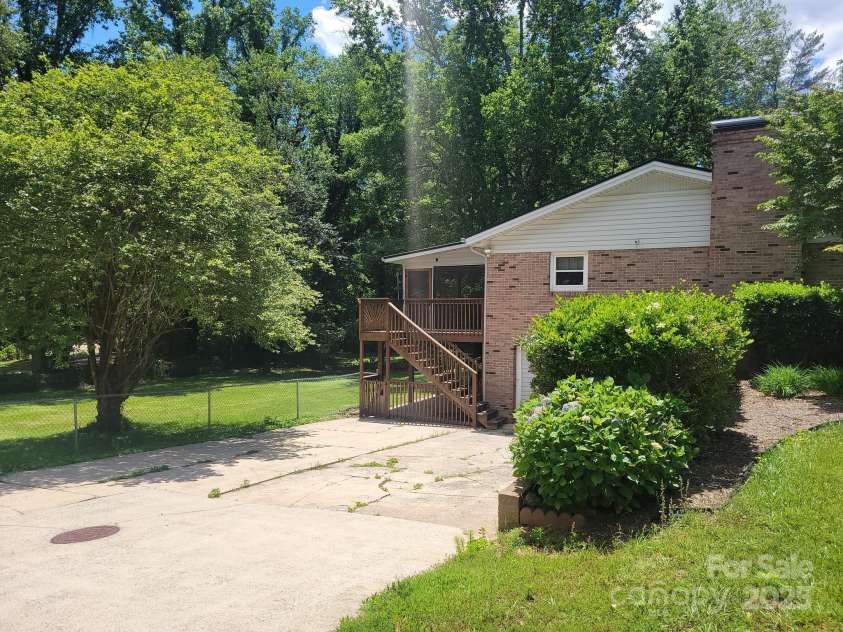 1552 10th Street Place, Hickory, NC 28601.  MLS# CAR4222157, YatesRealty ID 17096. Side