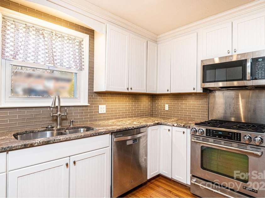 1552 10th Street Place, Hickory, NC 28601.  MLS# CAR4222157, YatesRealty ID 17096. Stainless Steel