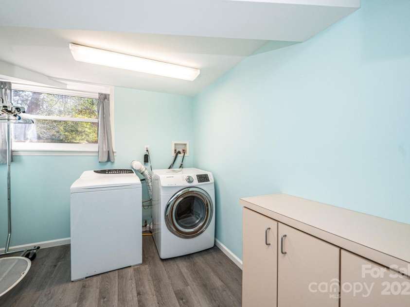 1552 10th Street Place, Hickory, NC 28601.  MLS# CAR4222157, YatesRealty ID 17096. Washer and Dryer Convey