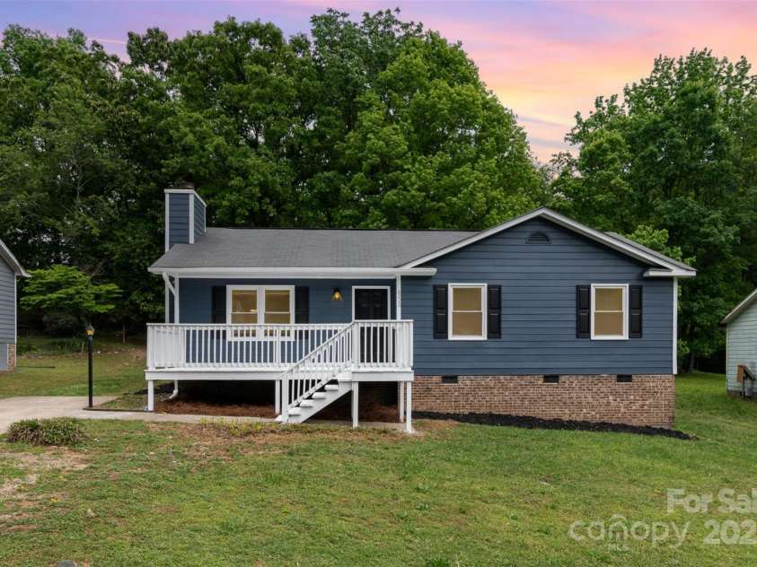 8220 Chrisbry Lane, Charlotte, NC 28215.  MLS# CAR4250869, YatesRealty ID 17097. 