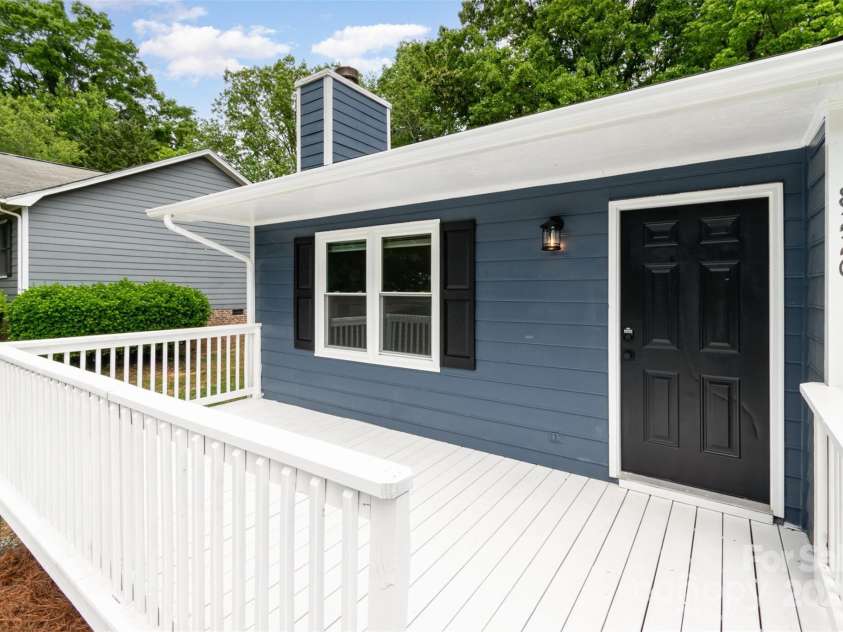 8220 Chrisbry Lane, Charlotte, NC 28215.  MLS# CAR4250869, YatesRealty ID 17097. 