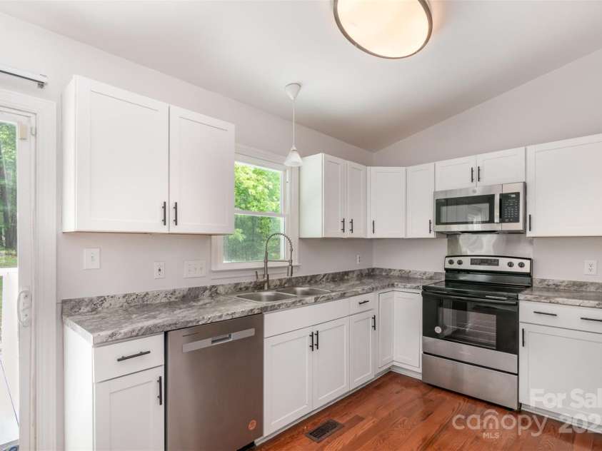 8220 Chrisbry Lane, Charlotte, NC 28215.  MLS# CAR4250869, YatesRealty ID 17097. 
