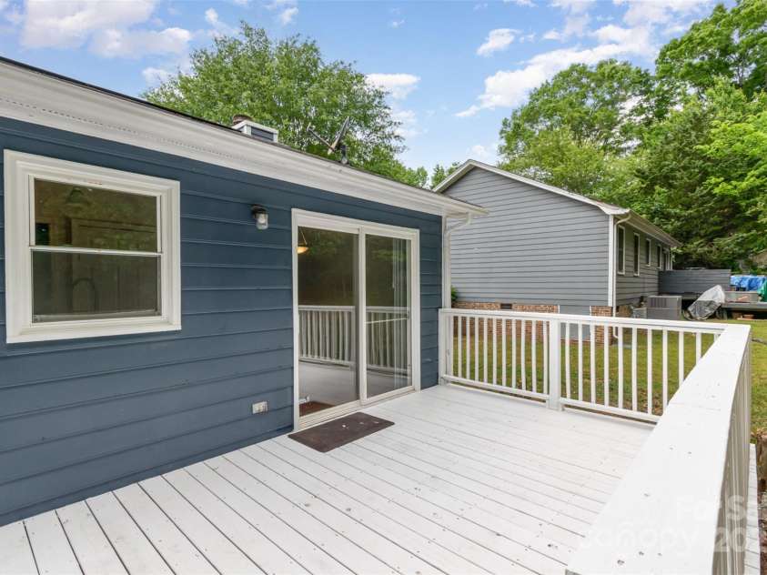 8220 Chrisbry Lane, Charlotte, NC 28215.  MLS# CAR4250869, YatesRealty ID 17097. 