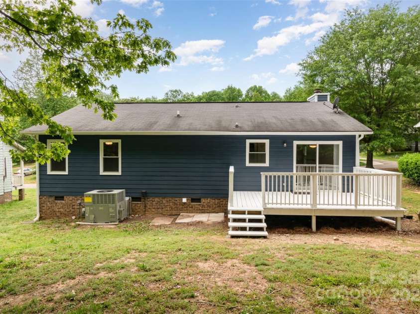 8220 Chrisbry Lane, Charlotte, NC 28215.  MLS# CAR4250869, YatesRealty ID 17097. 