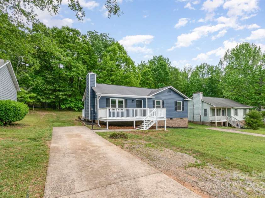 8220 Chrisbry Lane, Charlotte, NC 28215.  MLS# CAR4250869, YatesRealty ID 17097. 