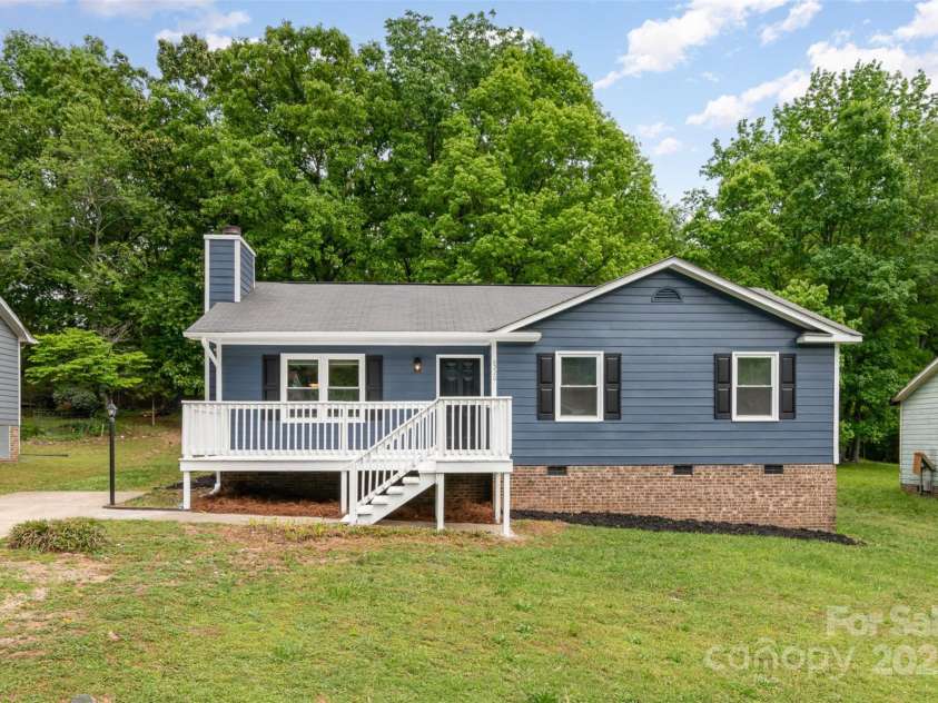 8220 Chrisbry Lane, Charlotte, NC 28215.  MLS# CAR4250869, YatesRealty ID 17097. 
